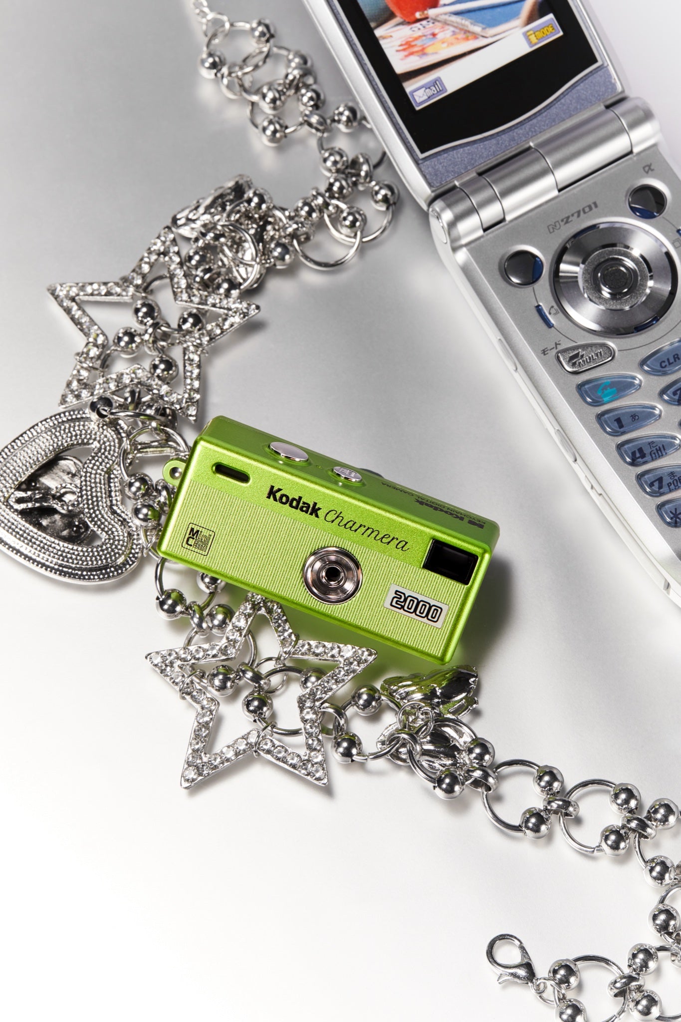 KODAK CHARMERA Millennium 綠色 Green 千禧數位相機 銀鏈飾品情境