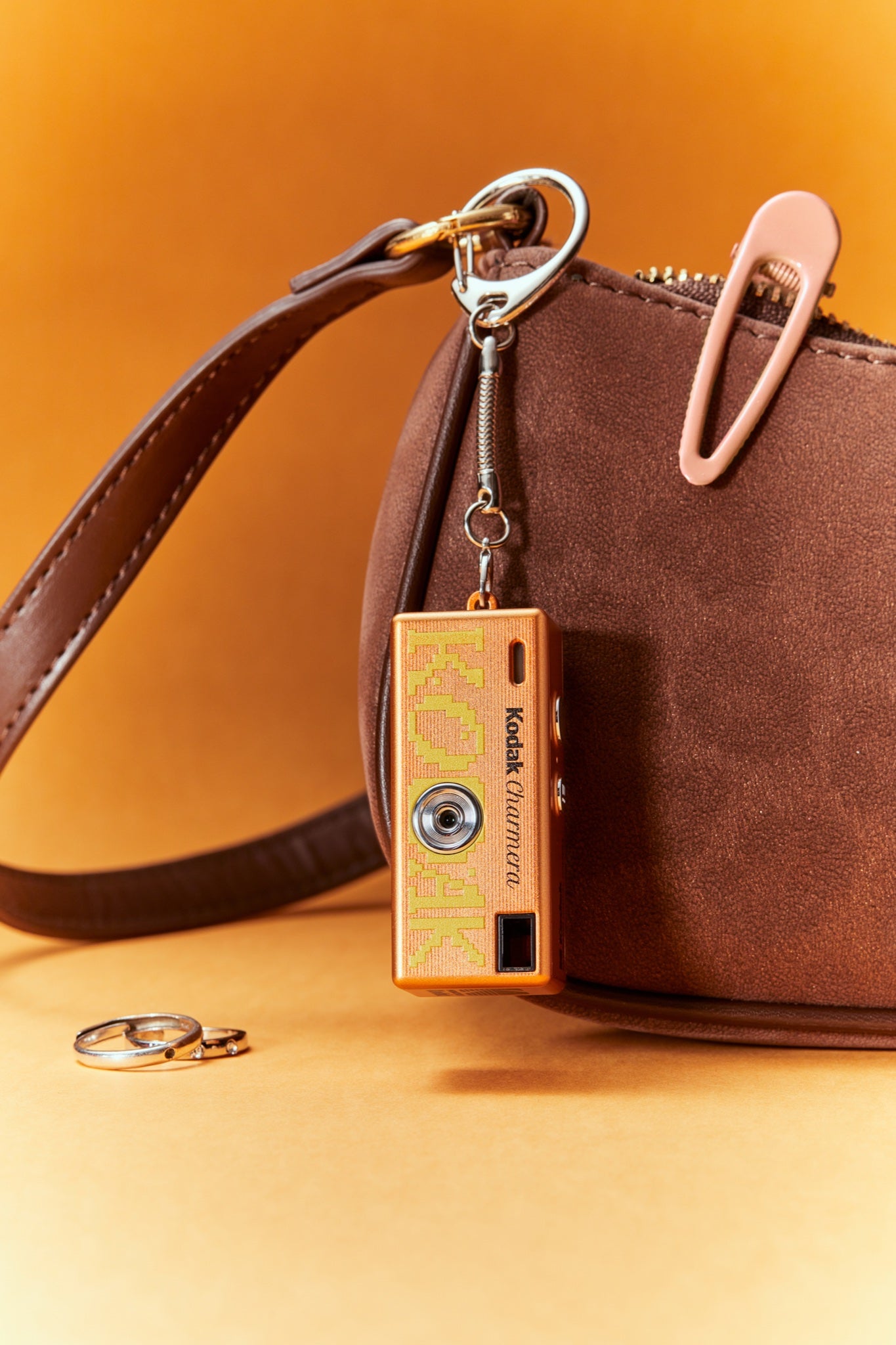 KODAK CHARMERA Millennium 橙色 Orange 鑰匙圈數位相機 掛袋情境